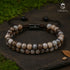 Detailaufnahme des Botswana-Achat-Armbands – doppelte Reihe polierter 6 mm Natursteinperlen mit brauner Makramee-Schnur.